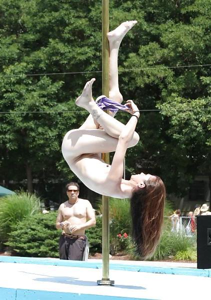 25P Erotic porn pole dancing in the open air