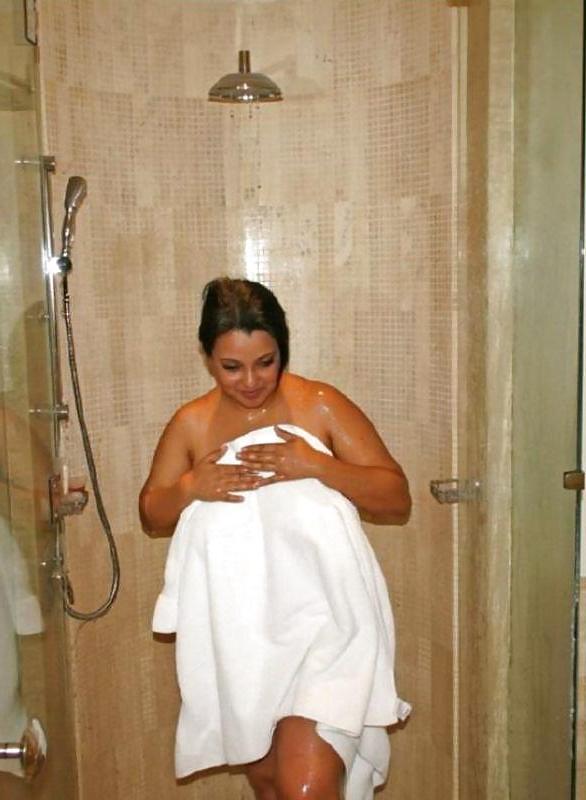 6P Damn Hot BBW ARAB under shower