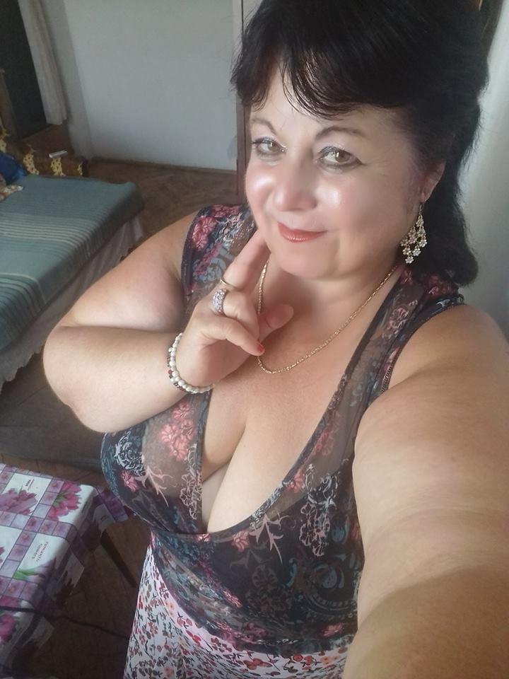 20P Mature ladies braless cleavage pokies 124