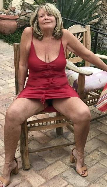 20P Mature ladies braless cleavage pokies 124
