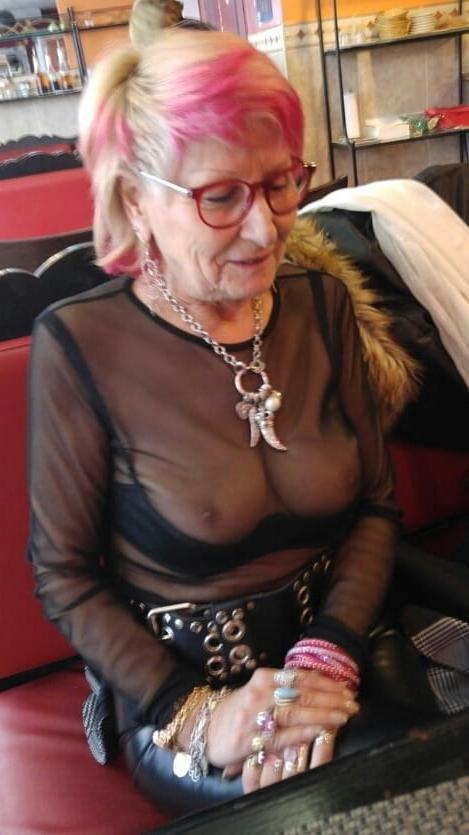 20P Mature ladies braless cleavage pokies 124