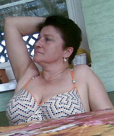 20P Mature ladies braless cleavage pokies 124