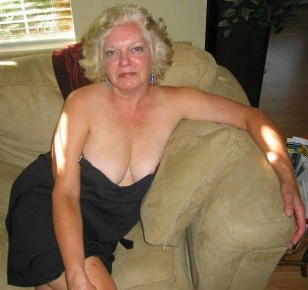 20P Mature ladies braless cleavage pokies 124
