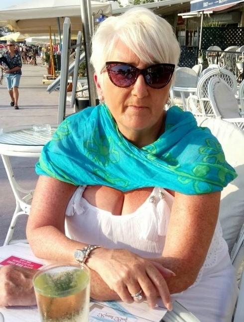 20P Mature ladies braless cleavage pokies 124