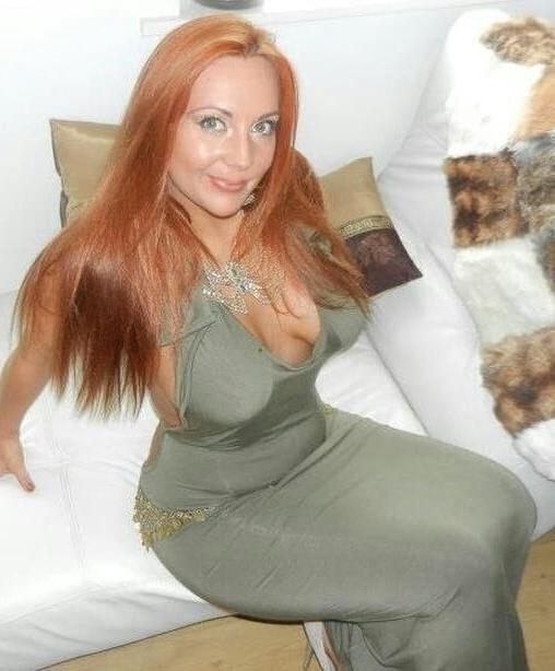 20P Mature ladies braless cleavage pokies 124