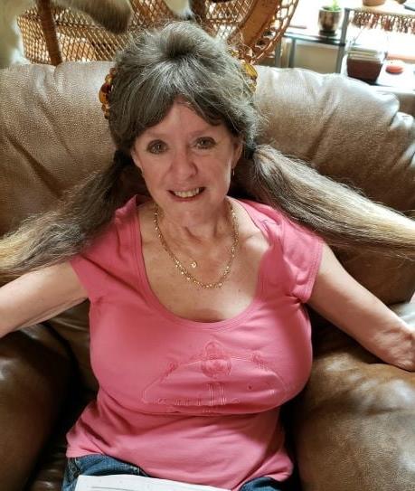 20P Mature ladies braless cleavage pokies 124