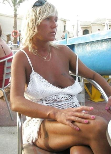 20P Mature ladies braless cleavage pokies 124