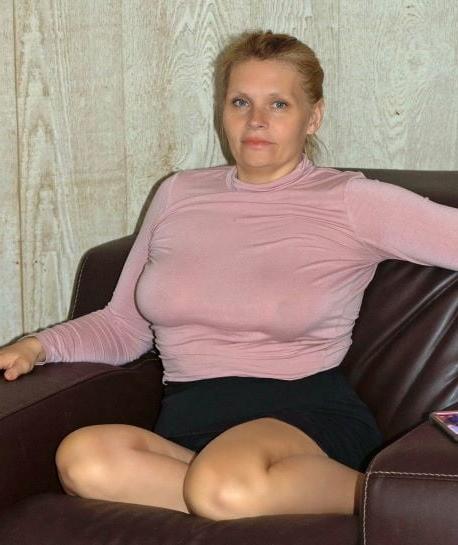 20P Mature ladies braless cleavage pokies 124