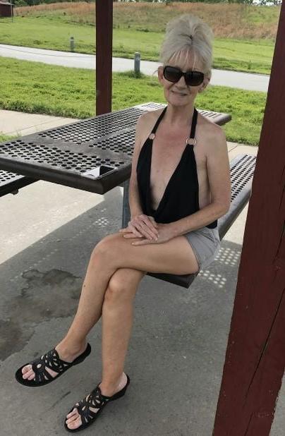 20P Mature ladies braless cleavage pokies 124