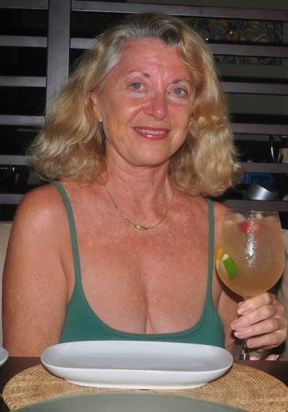 20P Mature ladies braless cleavage pokies 124