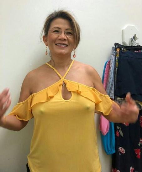 20P Mature ladies braless cleavage pokies 127