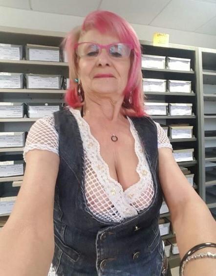 20P Mature ladies braless cleavage pokies 127
