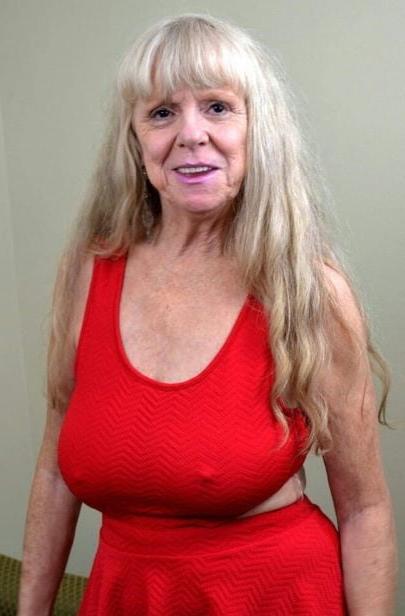 20P Mature ladies braless cleavage pokies 127
