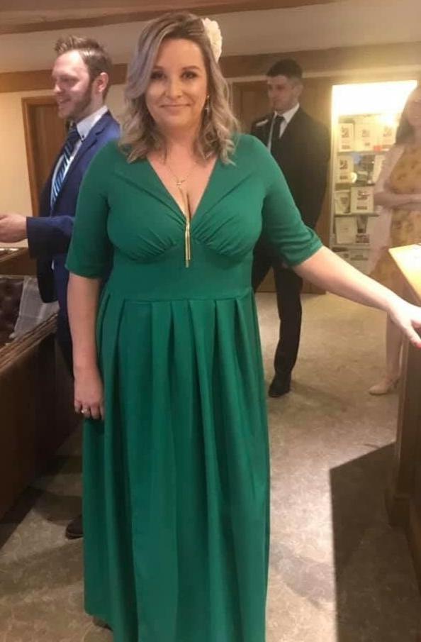 20P Mature ladies braless cleavage pokies 127