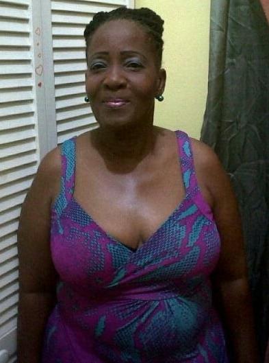 20P Mature ladies braless cleavage pokies 127