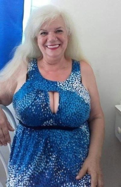 20P Mature ladies braless cleavage pokies 127