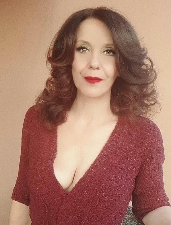 20P Mature ladies braless cleavage pokies 127