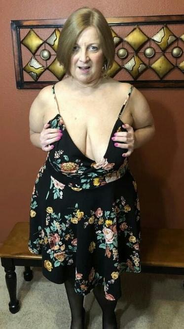 20P Mature ladies braless cleavage pokies 127