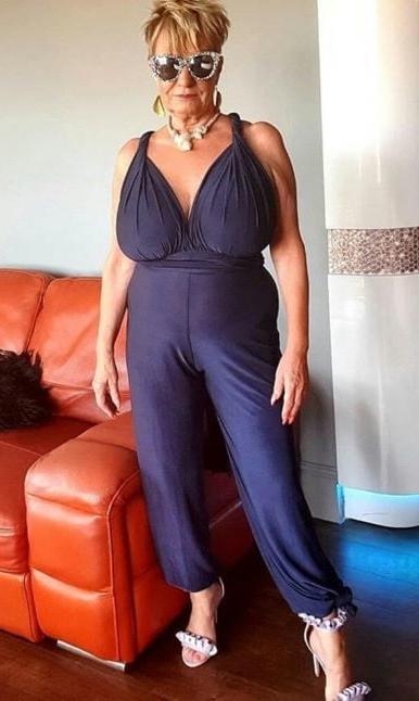20P Mature ladies braless cleavage pokies 127