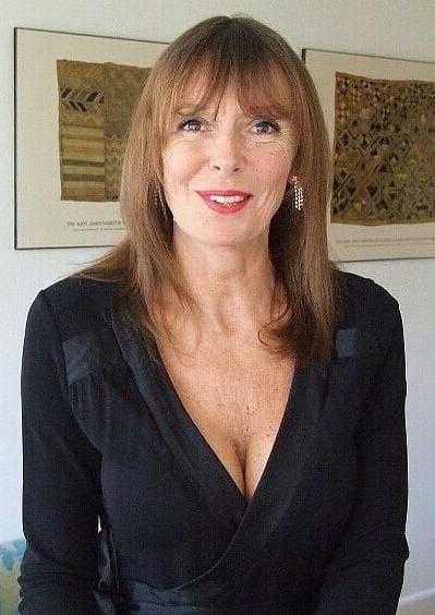 20P Mature ladies braless cleavage pokies 127