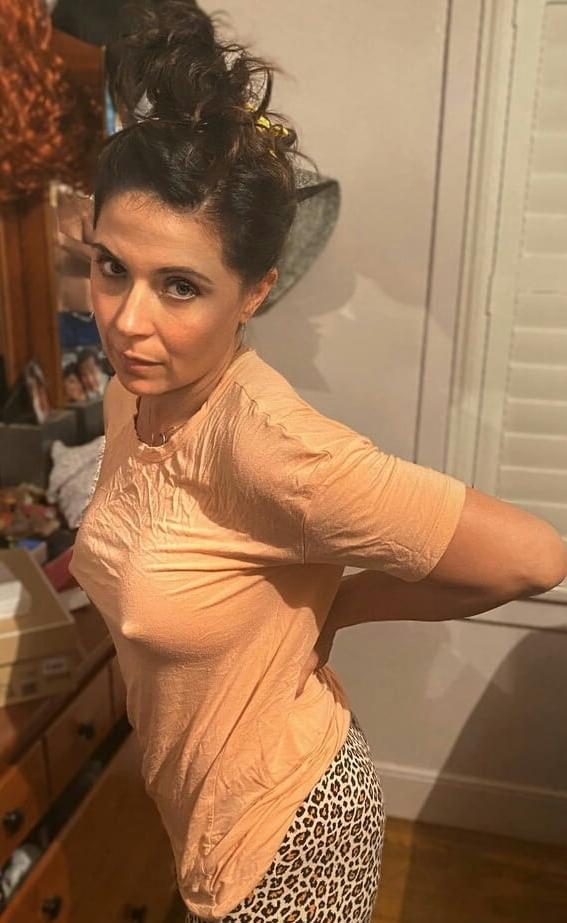 20P Mature ladies braless cleavage pokies 127