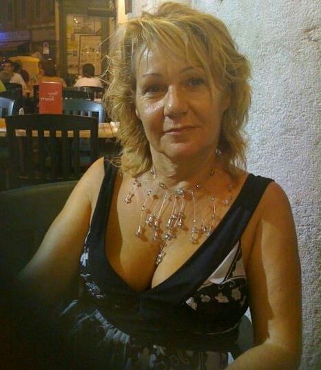 20P Mature ladies braless cleavage pokies 129