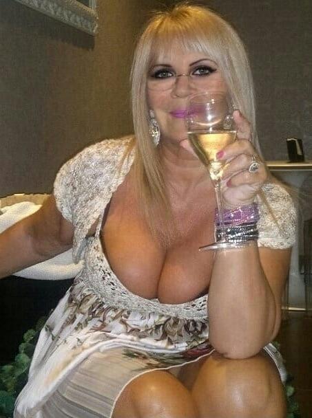 20P Mature ladies braless cleavage pokies 129