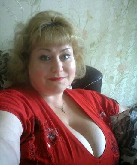 20P Mature ladies braless cleavage pokies 129