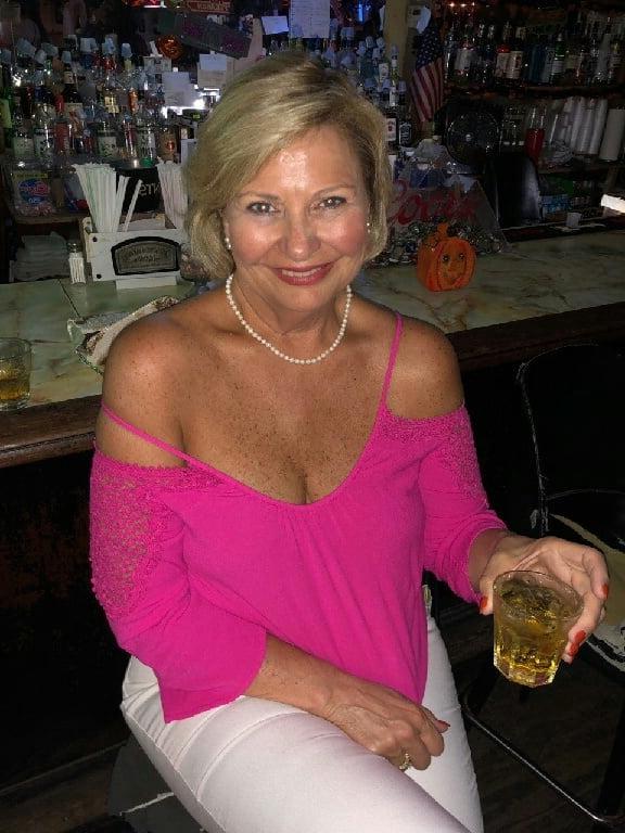 20P Mature ladies braless cleavage pokies 129