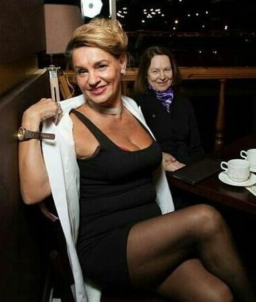20P Mature ladies braless cleavage pokies 129