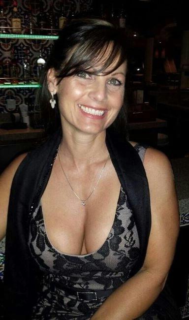 20P Mature ladies braless cleavage pokies 129