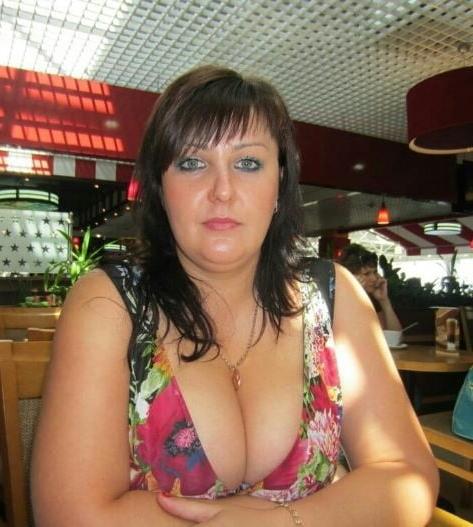 20P Mature ladies braless cleavage pokies 129