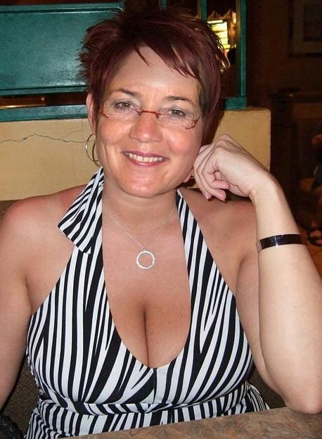 20P Mature ladies braless cleavage pokies 129