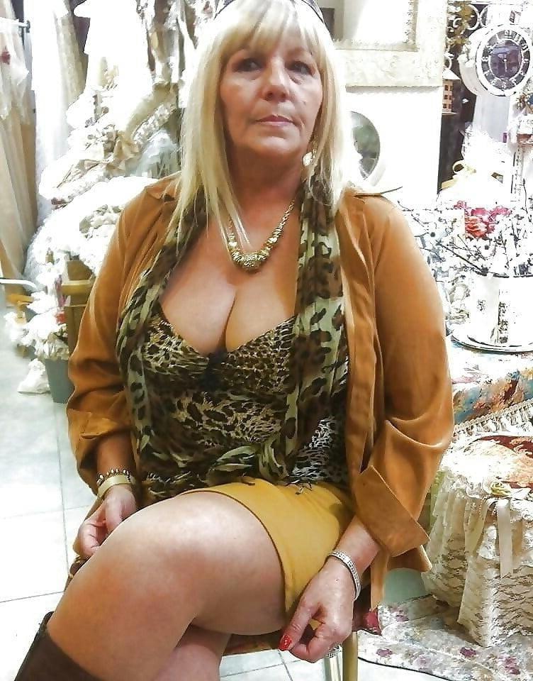 20P Mature ladies braless cleavage pokies 129