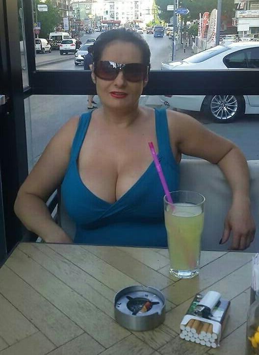 20P Mature ladies braless cleavage pokies 129