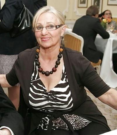19P Mature ladies braless cleavage pokies 125