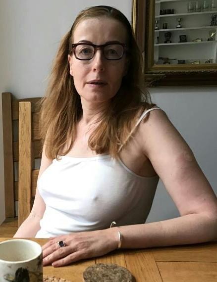 19P Mature ladies braless cleavage pokies 125