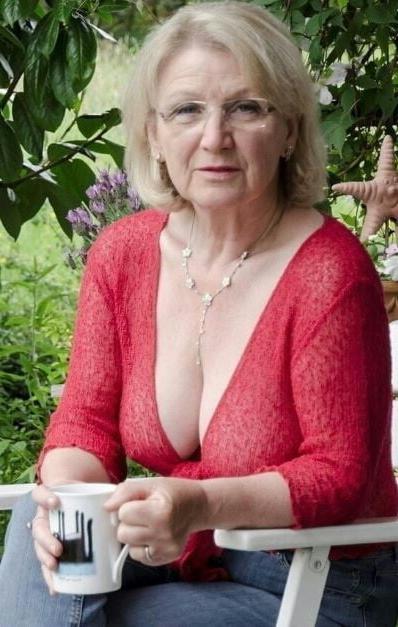 19P Mature ladies braless cleavage pokies 125
