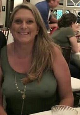 19P Mature ladies braless cleavage pokies 125