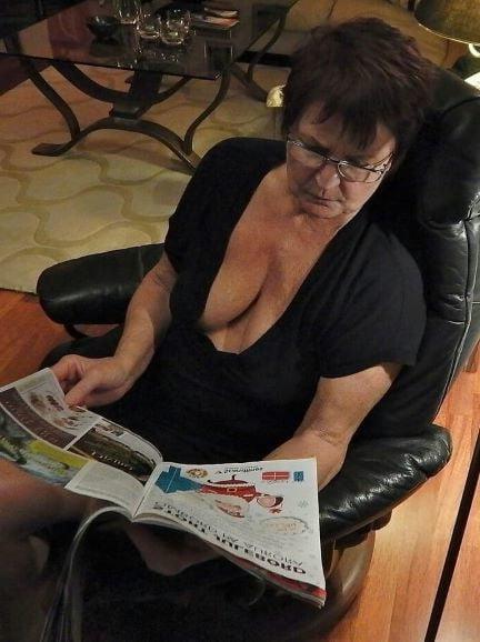 19P Mature ladies braless cleavage pokies 125