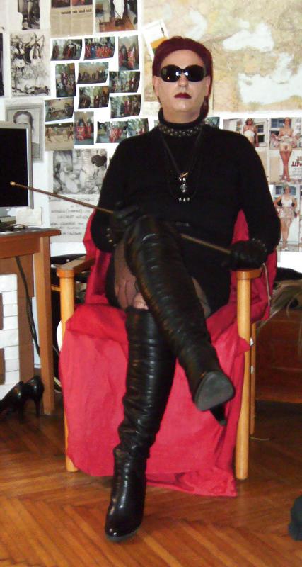25P Transvestite Domina Madame Crudelitas
