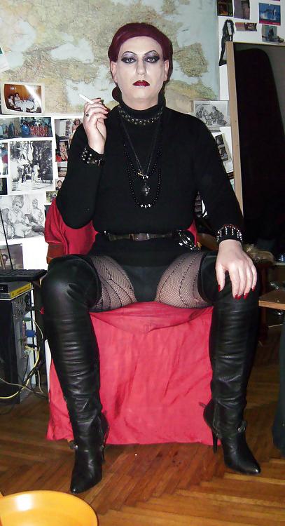 25P Transvestite Domina Madame Crudelitas