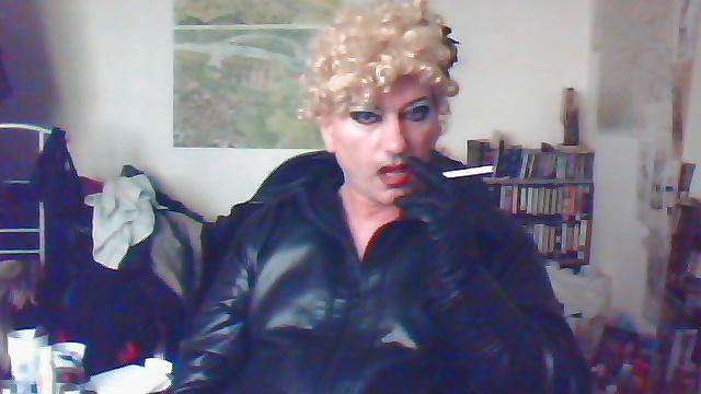 25P Transvestite Domina Madame Crudelitas