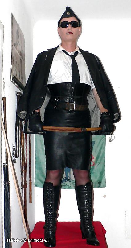 25P Transvestite Domina Madame Crudelitas