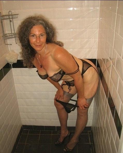 25P Amateur matures in shower 2