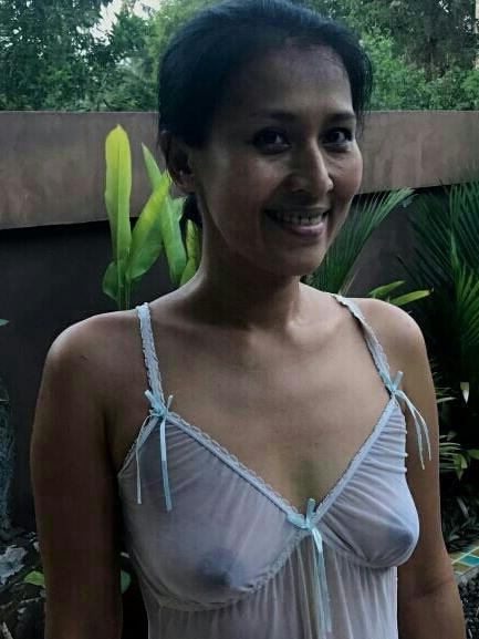 20P Mature ladies braless cleavage pokies 126