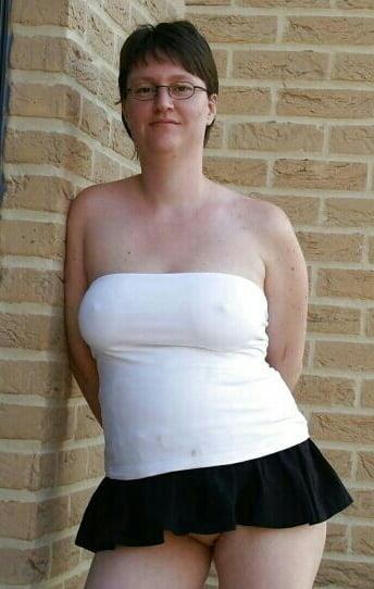 20P Mature ladies braless cleavage pokies 126