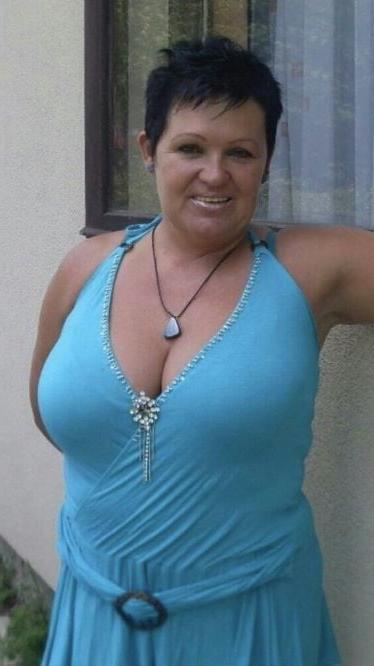 20P Mature ladies braless cleavage pokies 126