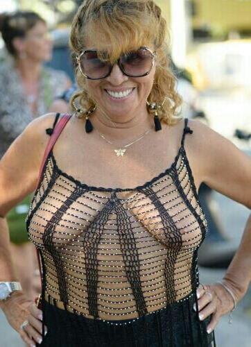 20P Mature ladies braless cleavage pokies 126