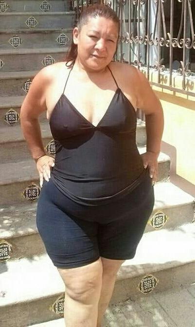 20P Mature ladies braless cleavage pokies 126